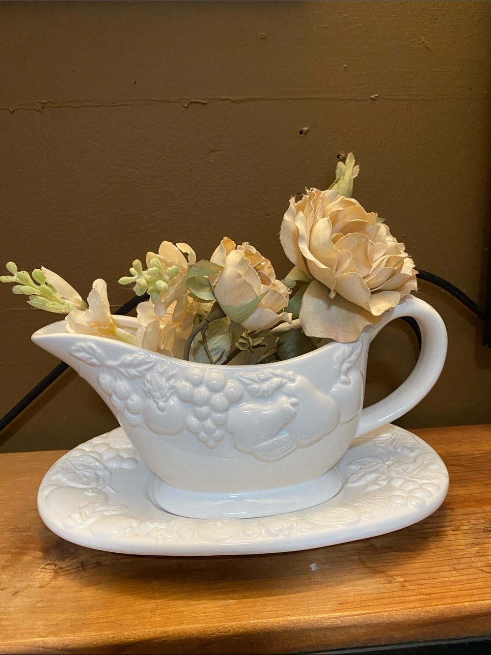 Gibson White Embossed Ceramic Gravy Boat with Underplate